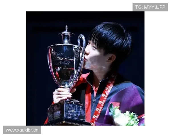 王楚钦练球像开挂，可家里沙发竟然破得那叫一惨怀疑他也爱“葛优瘫”啊？