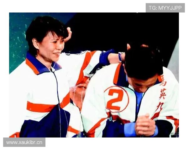 高亭宇上场随和得像邻居，出门那张行李堆满名牌的图把我打回现实